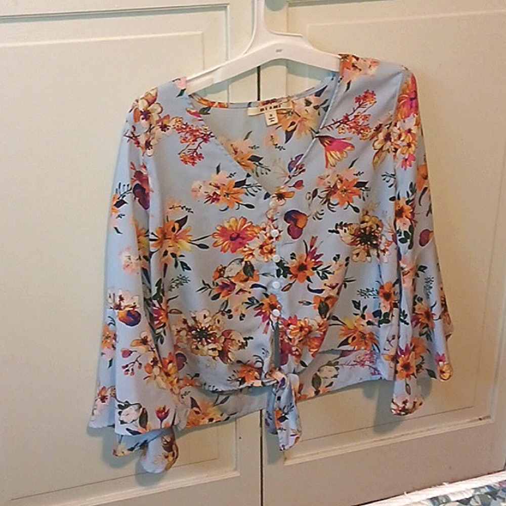 Floral Crop shirt, flare sleeves with tie front